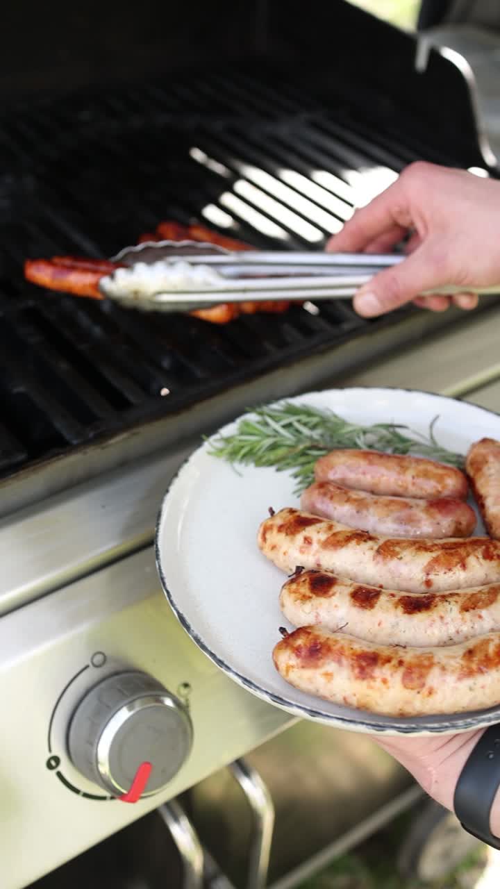 접시에 인 소시지