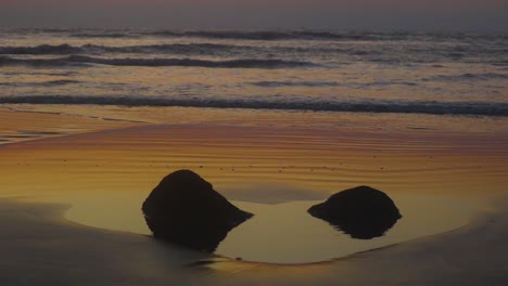 Orangefarbenes-Sonnenlicht,-Das-Sich-An-Einem-Sandstrand-In-Cox&#39;s-Bazar,-Bangladesch,-Spiegelt