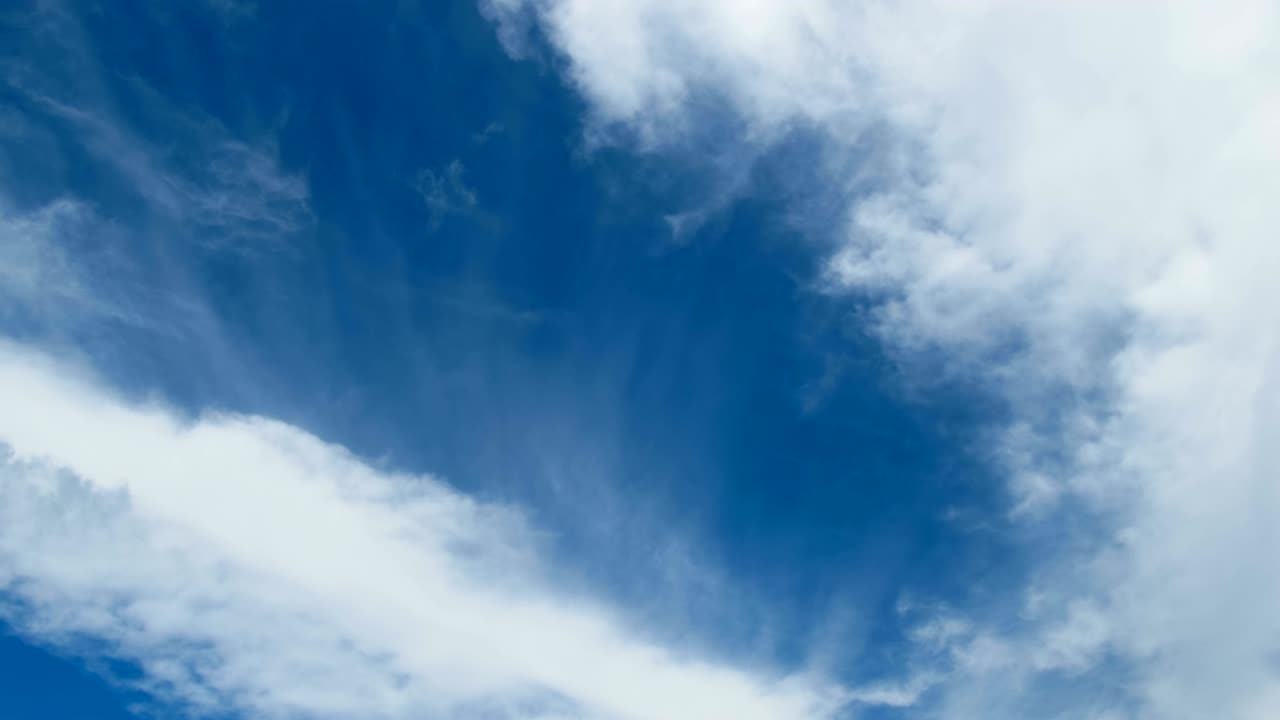 파란 하늘에서 구름이 움직이고 있습니다. 타임스