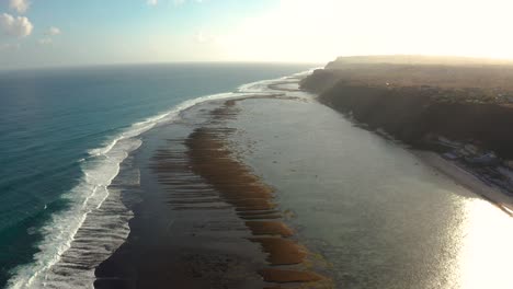 Bali-Indonesien-Pandawa-Strand,-Bunter-Sand-Und-Felsen