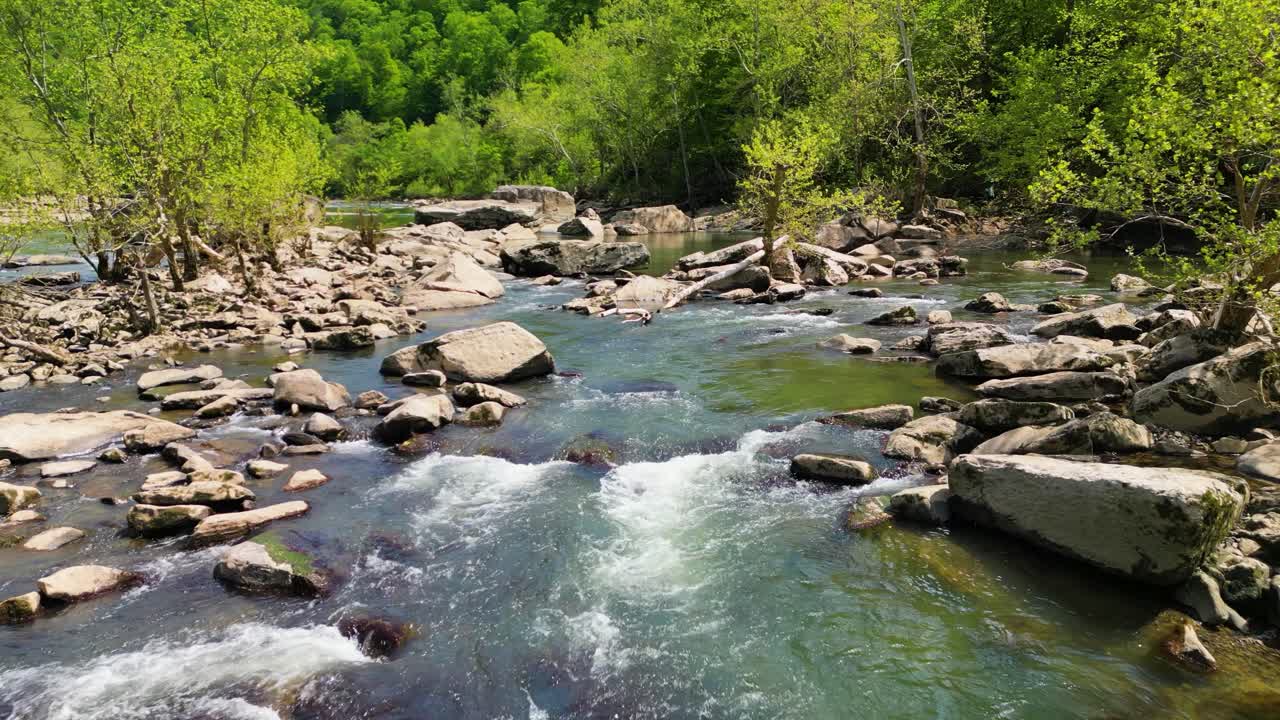 Vista aerea di rapide strette con massi lungo il fiume, West Virginia.