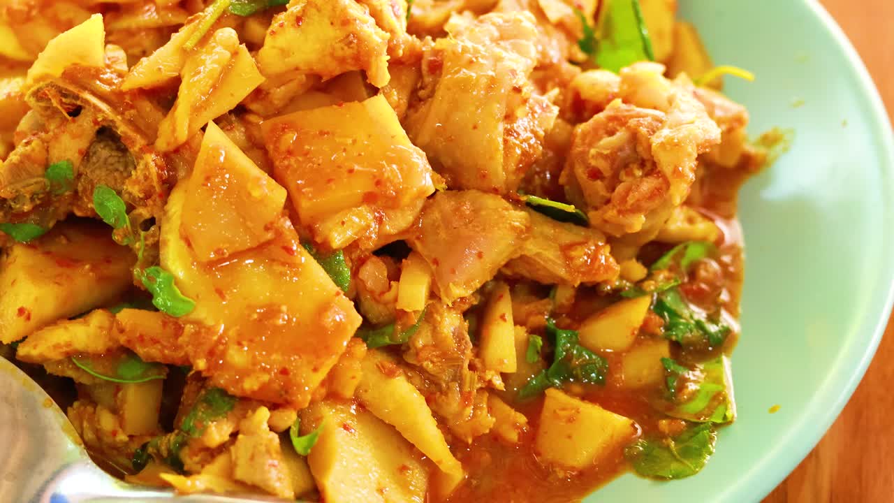 잘 조명 된 환경에서 촬영 된 김 된 매운 대나무 의 활기찬 요리, 태국 요리 예술을 선보입니다.