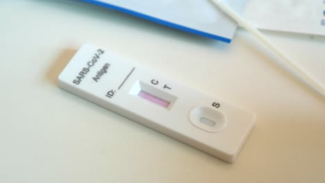 se utilizó una prueba de coronavirus sin rayas en una mesa blanca en casa, esperando el resultado