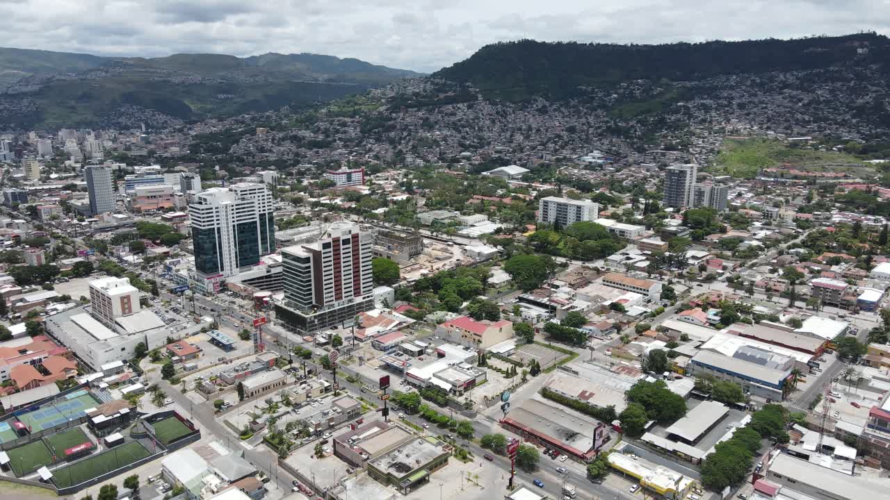 Orta Amerika'daki başkent Tegucigalpa, Honduras, Distrito Central'ın havadan drone görüntüsü, yoğun şehir mahallelerini, ana yolları ve çevredeki tepeleri gözler önüne seriyor