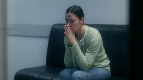 una mujer que busca apoyo