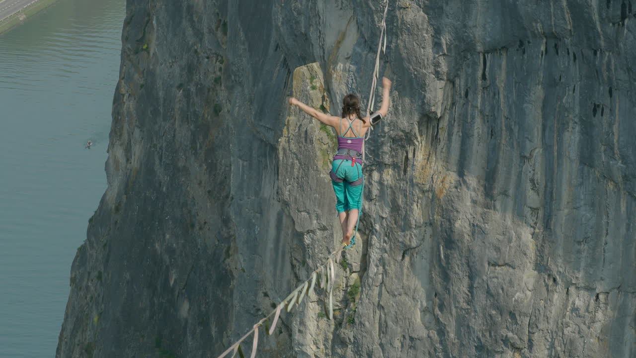 mujer en línea floja línea alta sobre acantilado cuerda floja caminar deporte extremo