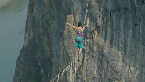 Frau-In-Slack-Line,-High-Line-über-Klippe,-Seilwanderung,-Extremsport