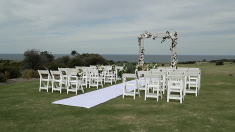 ceremonia de boda sobre hierba verde con alfombra blanca - arco de flores