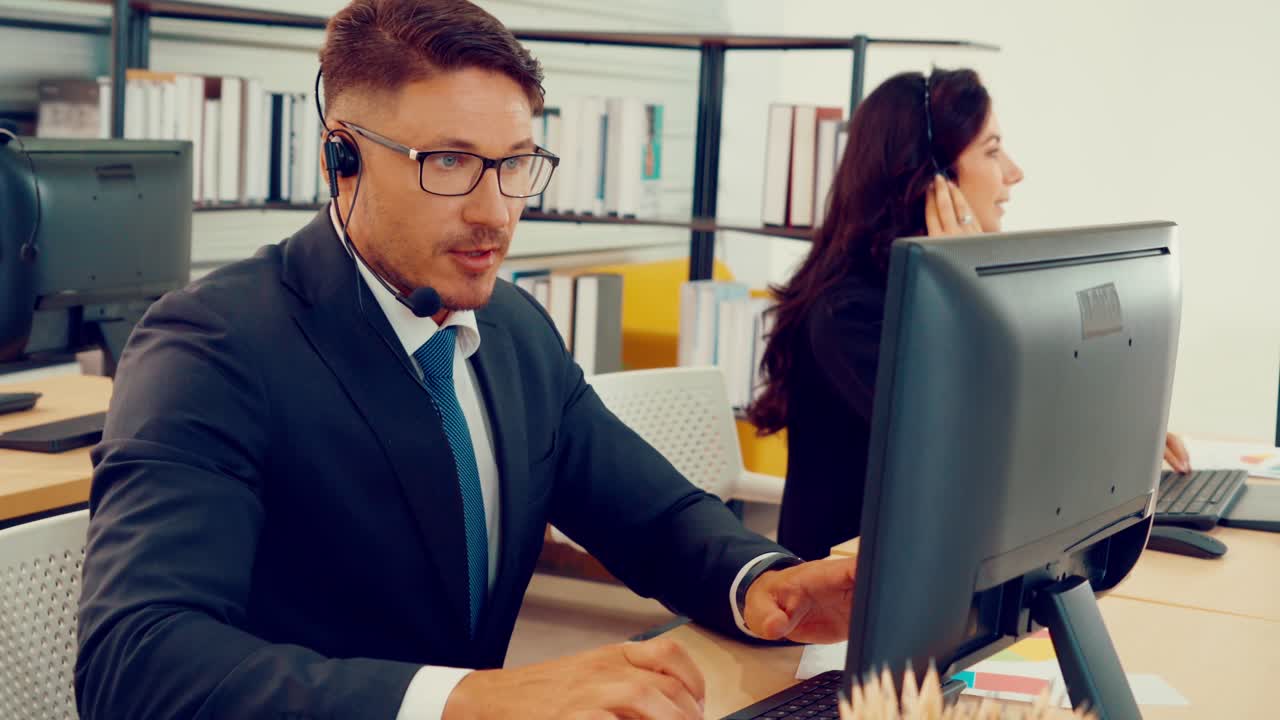 personas de negocios que usan auriculares trabajando en la oficina