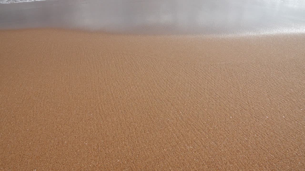 깨한 해변과 바다 파도의 아름다운 자연