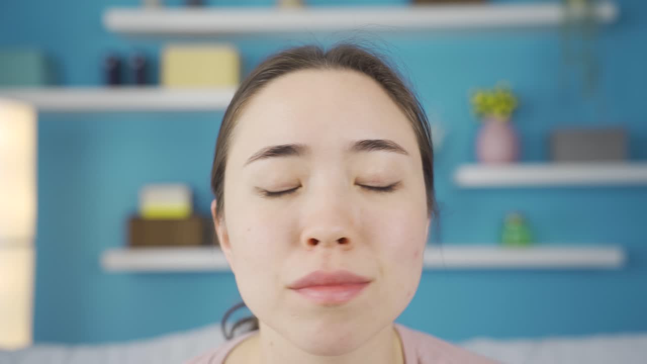 젊은 아시아 여성의 클로즈업 초상화가 거부하고 "아니오"라고 말합니다.