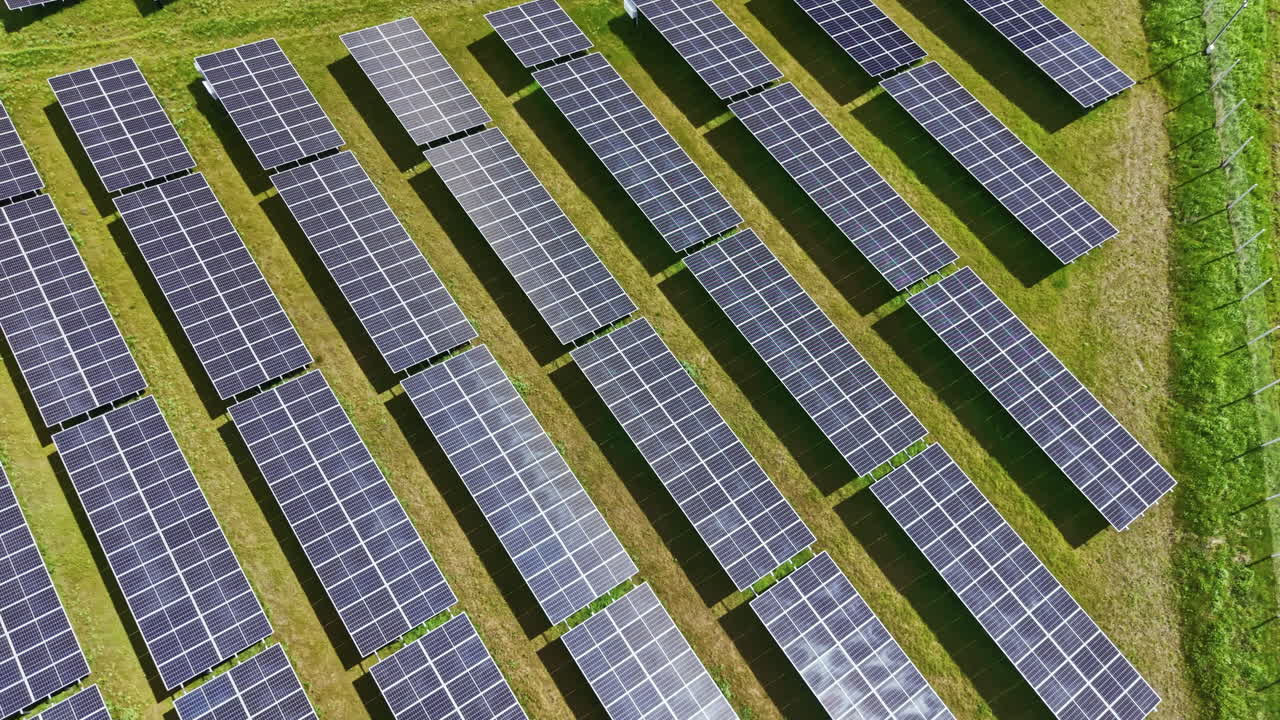 Pannelli solari disposti in un grande campo che mostrano una fonte di energia rinnovabile e tecnologia sostenibile in azione durante il giorno