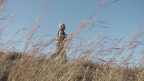 Mujer-Soldado-Con-Arma-Patrullando-El-Campo-De-Batalla