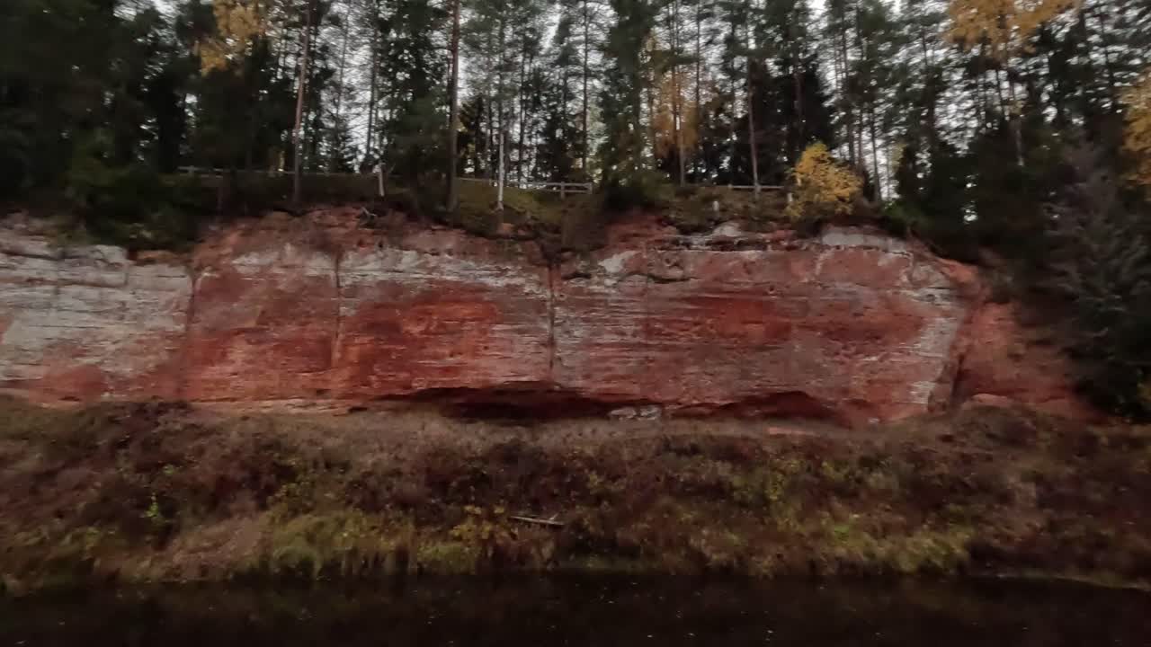 el acantilado echo, acantilados de arenisca roja skanaiskalns en el río salaca en el parque natural skanaiskalns mazsalaca, letonia, tiempo de otoño