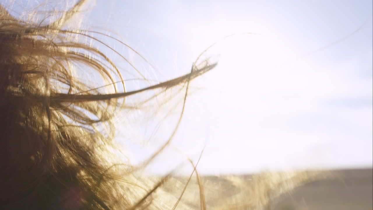 아름다운 소녀가 도로 여행에서 빈티지 자동차를 운전하고 있습니다.