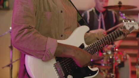 banda de música multiétnica ensayando en el estudio de grabación 3