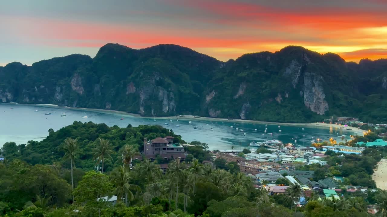 태국 피피 섬의 하이퍼스: 해가 지는 동안 배와 불빛 하늘
