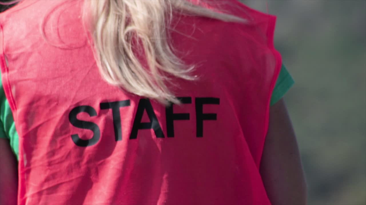 miembro del personal que trabaja en un evento público