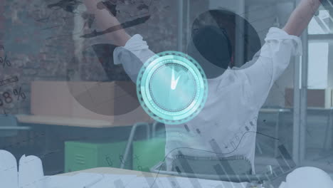 animación de reloj moviéndose sobre datos financieros y hombre de negocios biracial en la oficina