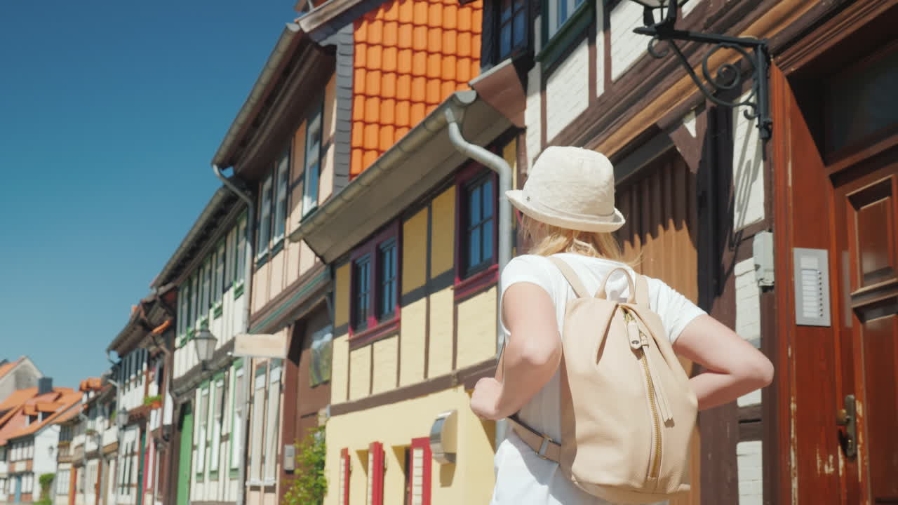 그림 같은 독일 거리를 걷는 여자