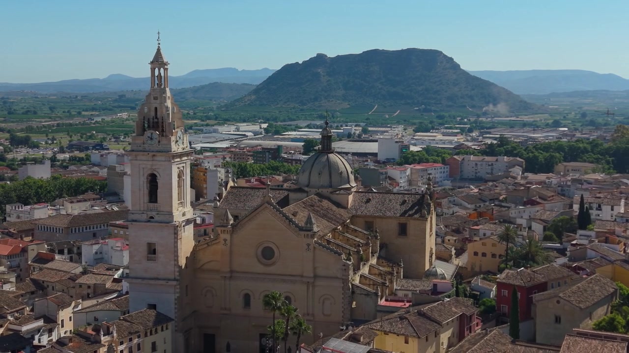 Vista aerea con drone della Basilica Collegiata di Xàtiva che domina il centro storico della città con il paesaggio valenciano circostante in Spagna.