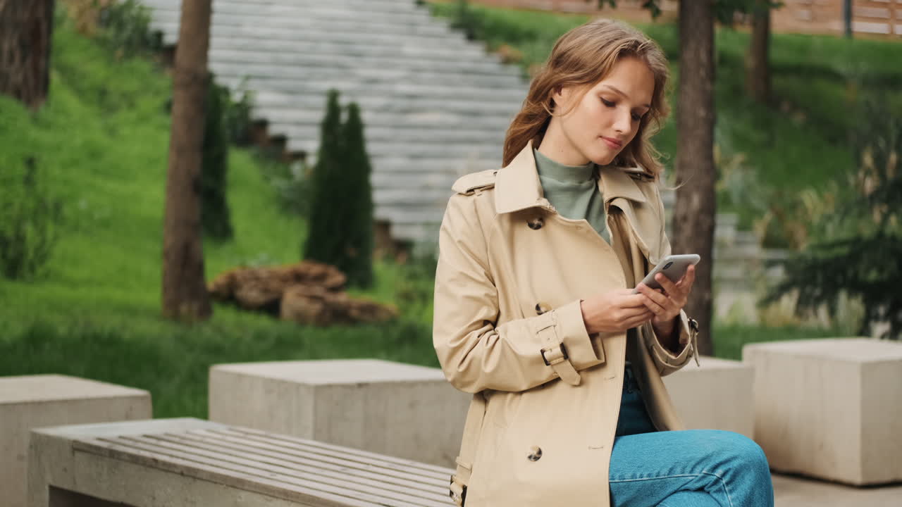 Studentessa caucasica che parla al telefono all'aperto.