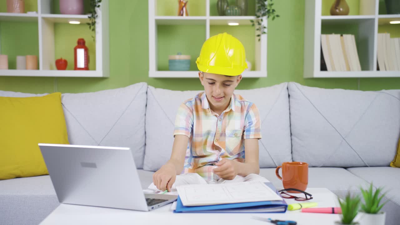 un niño estudiando los proyectos de su padre ingeniero. imita a su padre.