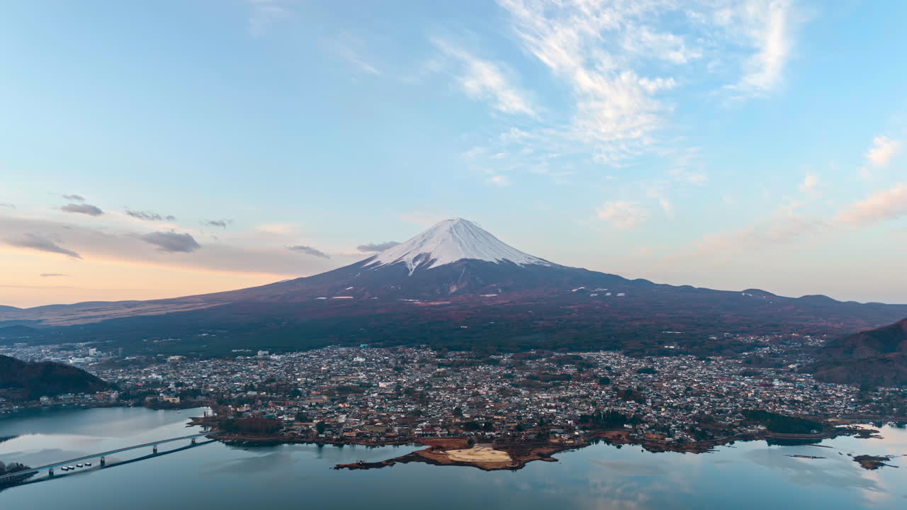 Vista aérea con dron del lago Kawaguchiko, cerca de la ciudad de Fujikawaguchiko (Japón), con el monte Fuji al fondo al atardecer