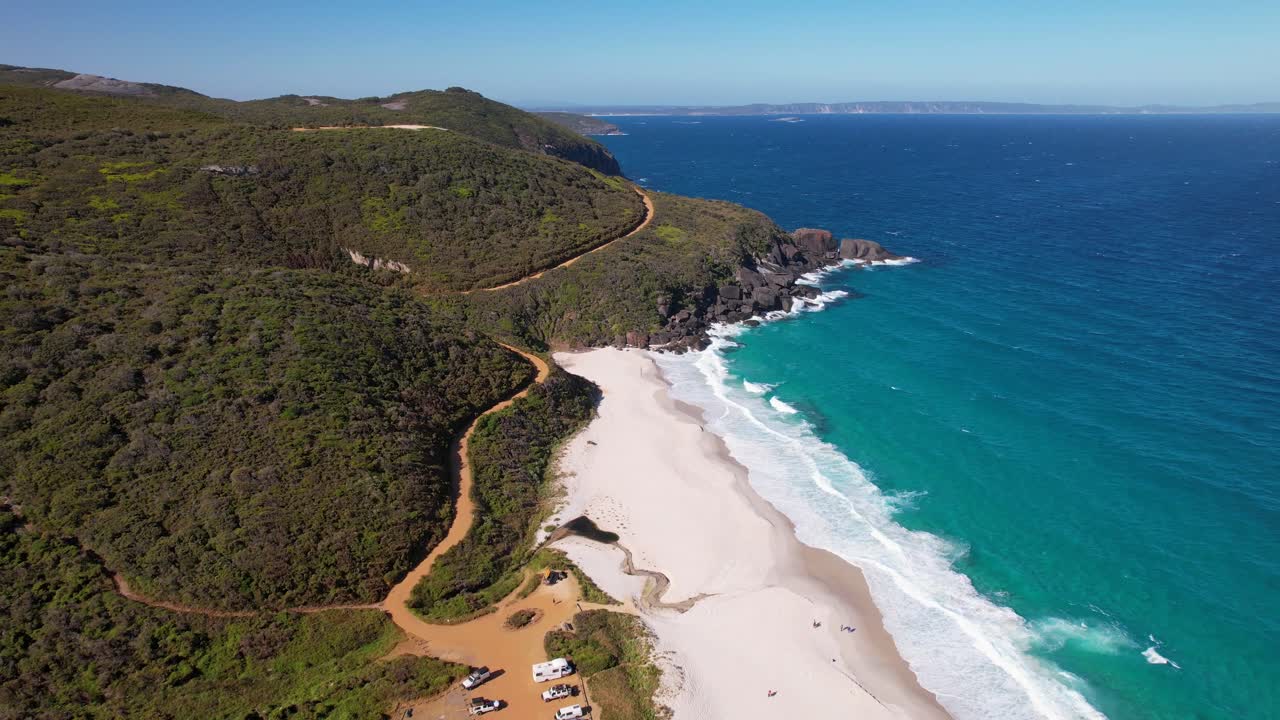 리 비치 위를 날아가는 4k 드론 비디오,  모래 해변과 은 파란색 바다 파도가 해안에 부히고