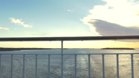 hombre terminando el paseo al aire libre a bordo del barco