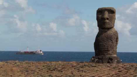 Un-Barco-Frente-A-La-Costa-De-La-Isla-De-Pascua