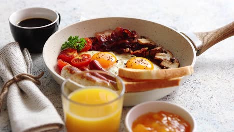 Traditionelles-Englisches-Frühstück-Auf-Bratpfanne