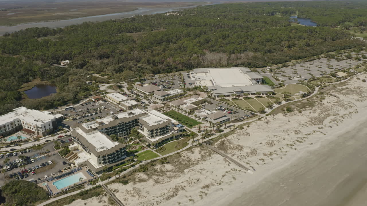 jekyll island georgia vista aérea v5 vista de pájaro del complejo junto al agua, el bosque y la costa - marzo de 2020