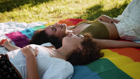 pareja acostada una al lado de la otra