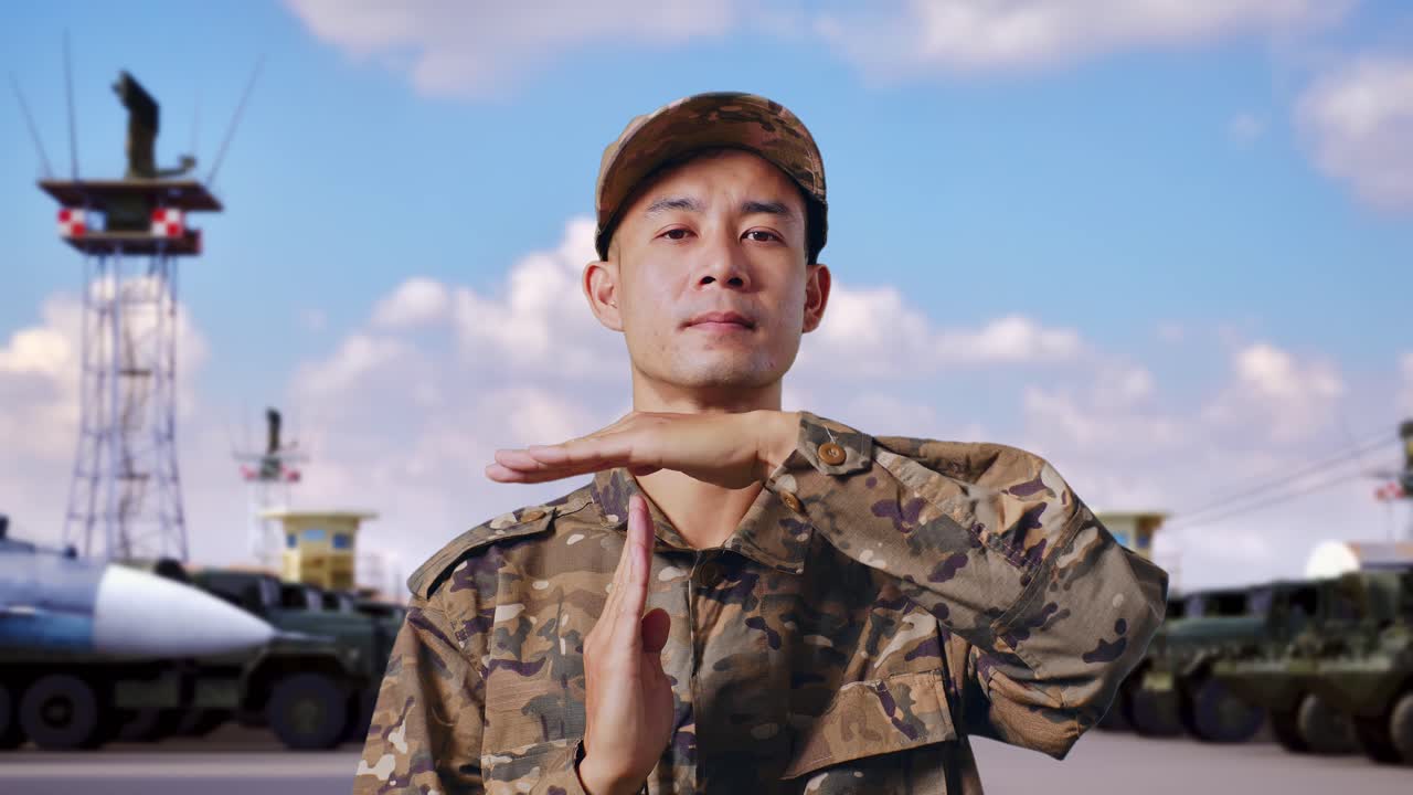 '타임아웃'을 제스처하는 군인