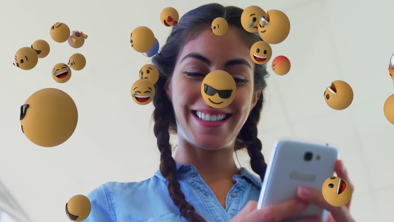 iconos de emoji con una mujer usando un teléfono inteligente en el fondo 4k