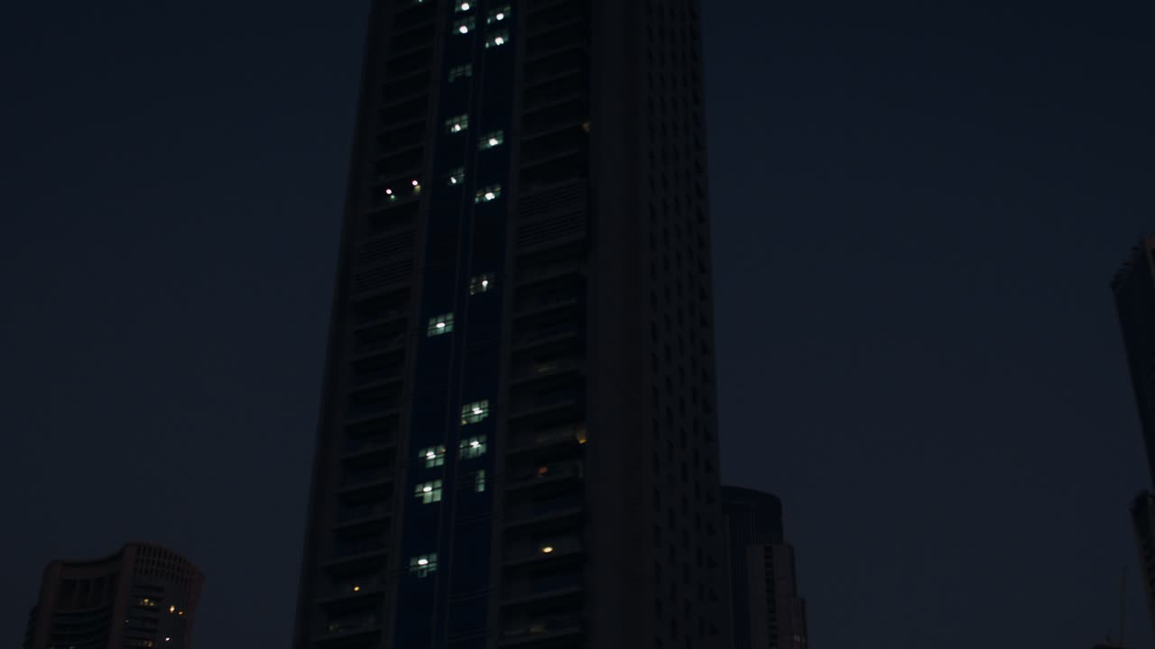 el horizonte de la ciudad de dubái por la noche