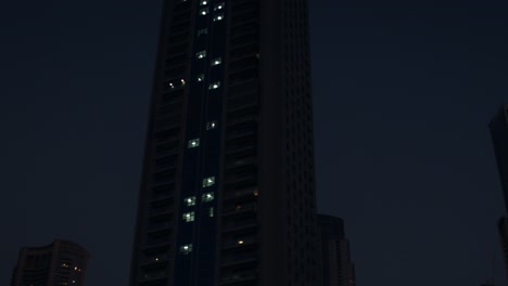 el horizonte de la ciudad de dubái por la noche