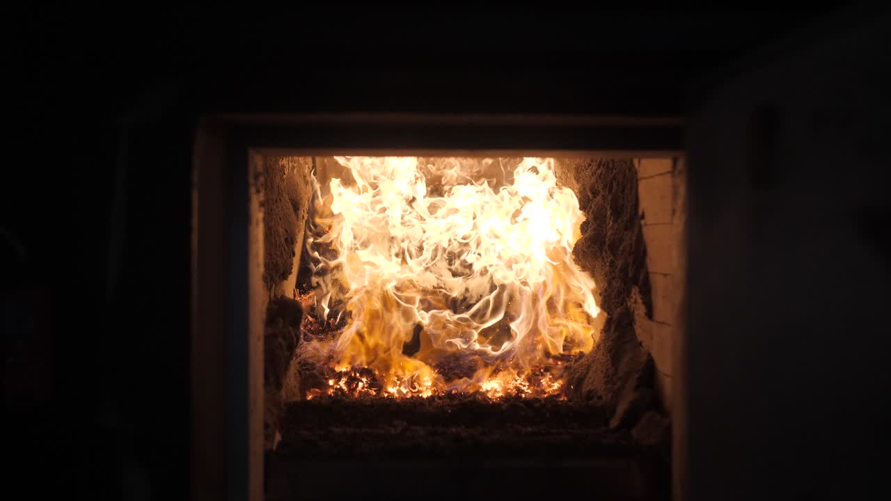 용광로에서 타는 나무, 나무