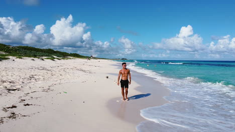 Joven-Atlético-Bronceado-Hombre-Caminando-En-Una-Playa-De-Isla-Tropical-En-Cozumel-México-En-Un-Día-Soleado