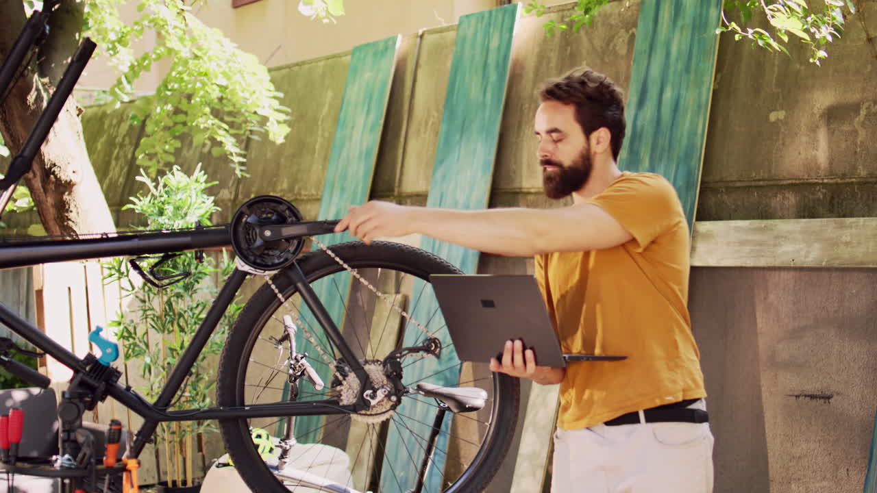hombre mejorando la seguridad de la bicicleta con una computadora portátil