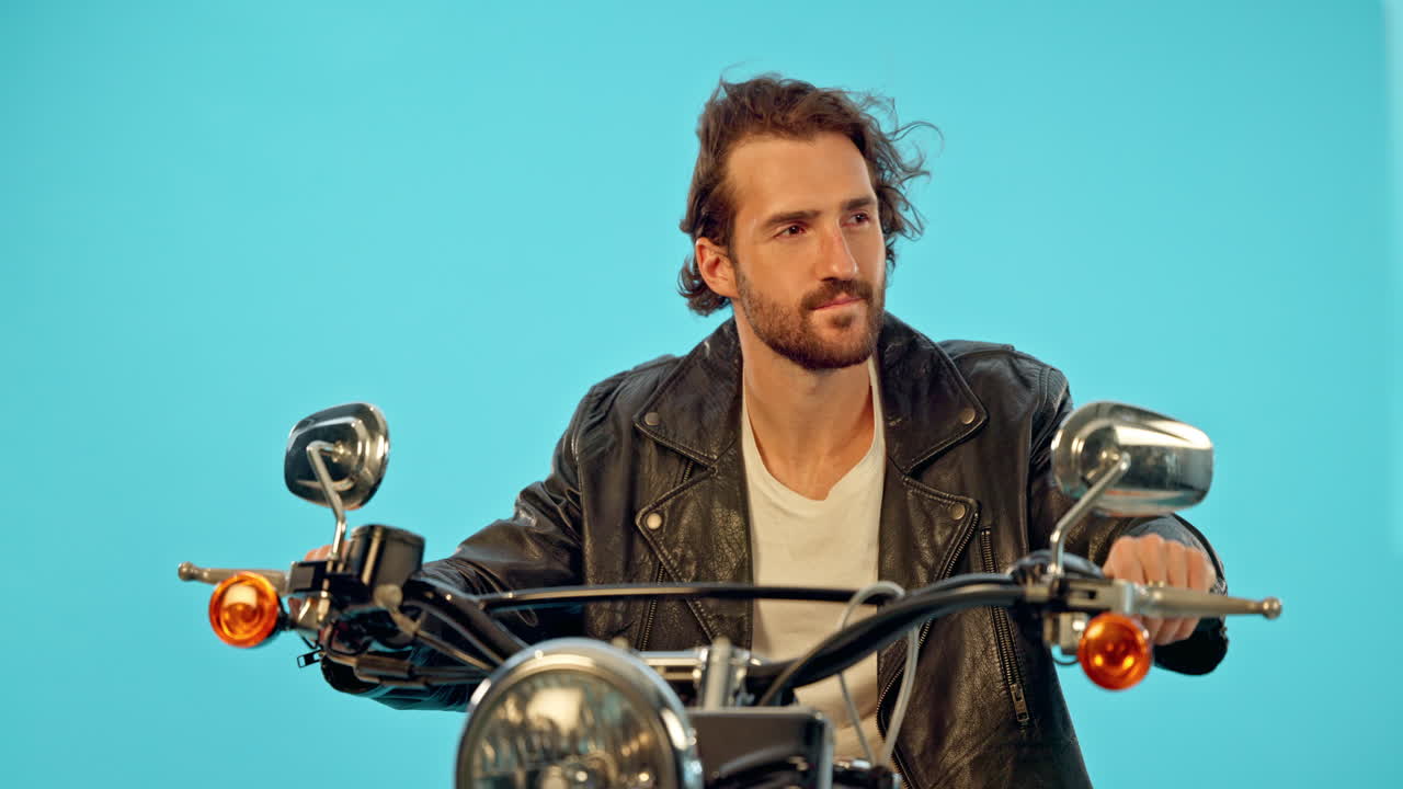 오토바이, 스튜디오와 타고 여행하는 남자