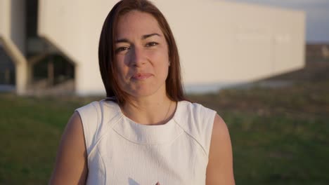 hermosa mujer pelirroja sonriente hablando a la cámara.