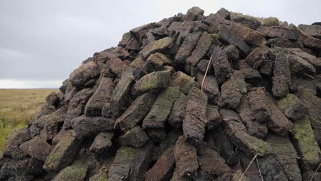 pila de bloques de turba puestos a secar en el islay