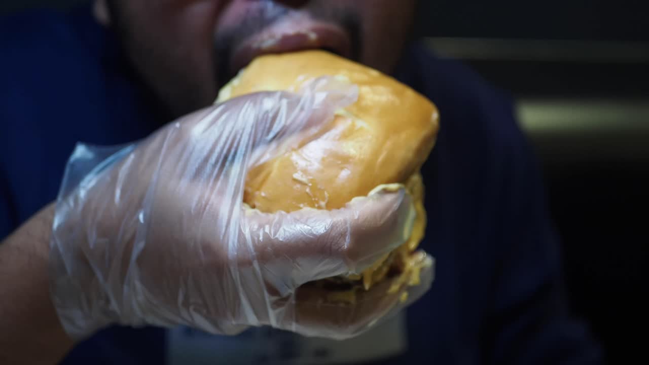 햄버거를 먹는 남자