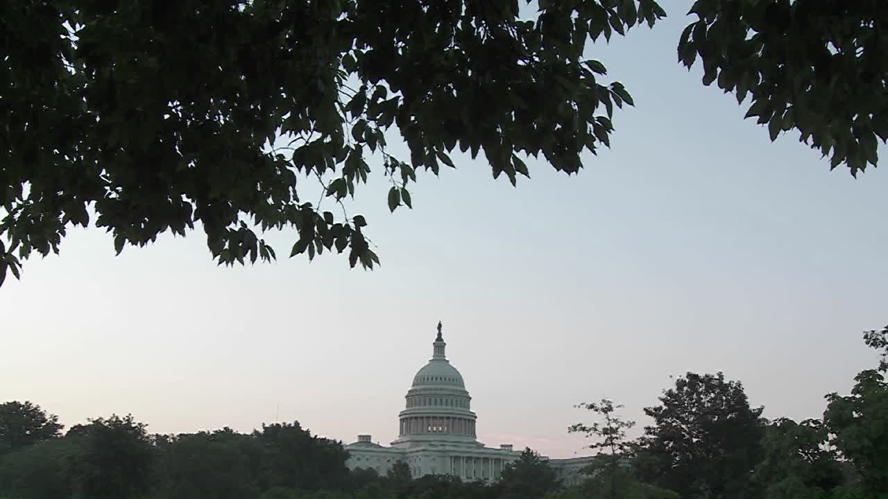 una toma muy amplia del edificio del capitolio en dc al atardecer