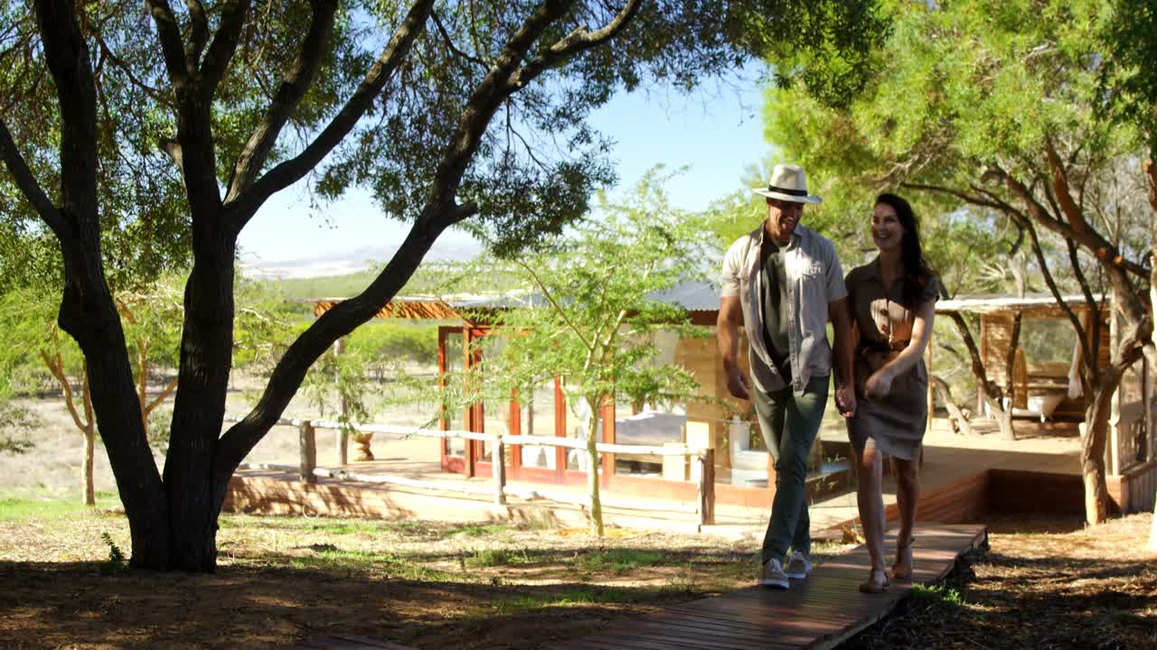 나무 데크 4k에서 웃는 커플이  ⁇ 고 있습니다.