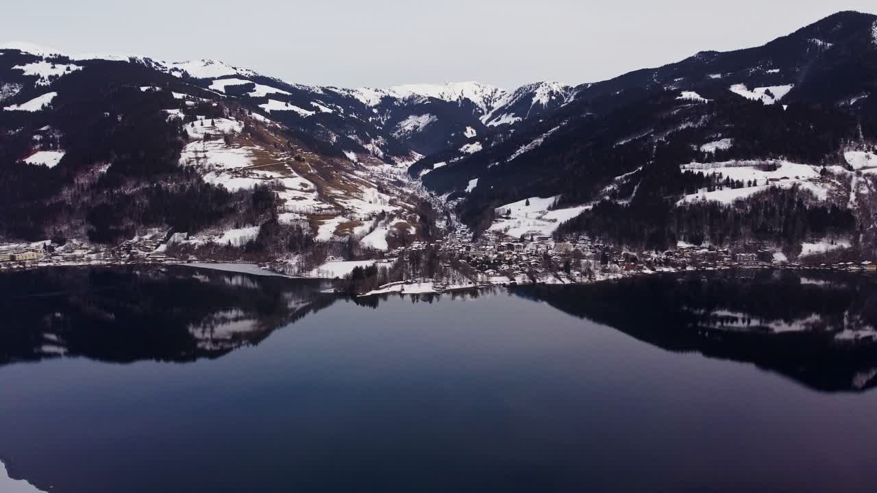 Yleiskuva Zell am Seen järvestä Itävallassa, upea ilmakuva, päivä