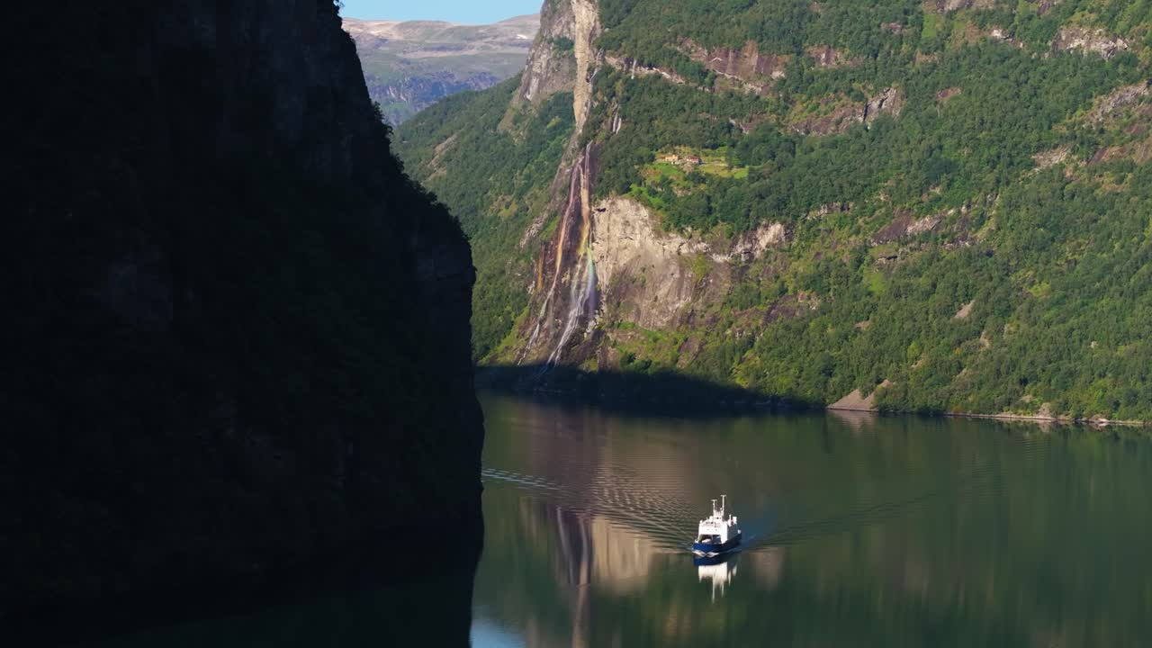 vista aérea espetacular da cachoeira das sete irmãs geirangerfjord, noruega