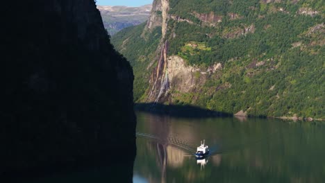 spektakuläre luftansicht des geirangerfjord-wassers der sieben schwestern, norwegen